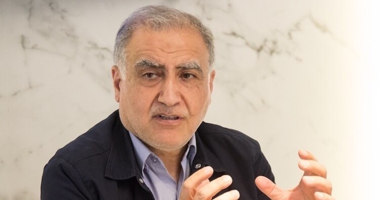 ۳۰۰ خودروی شاسی بلند به نمایندگان داده شده / معاون مجلس به نماینده گفته شرط واگذاری ماشین‌ها این است که باید به اسم داماد، عروس، شوفر و رئیس دفترتان باشد